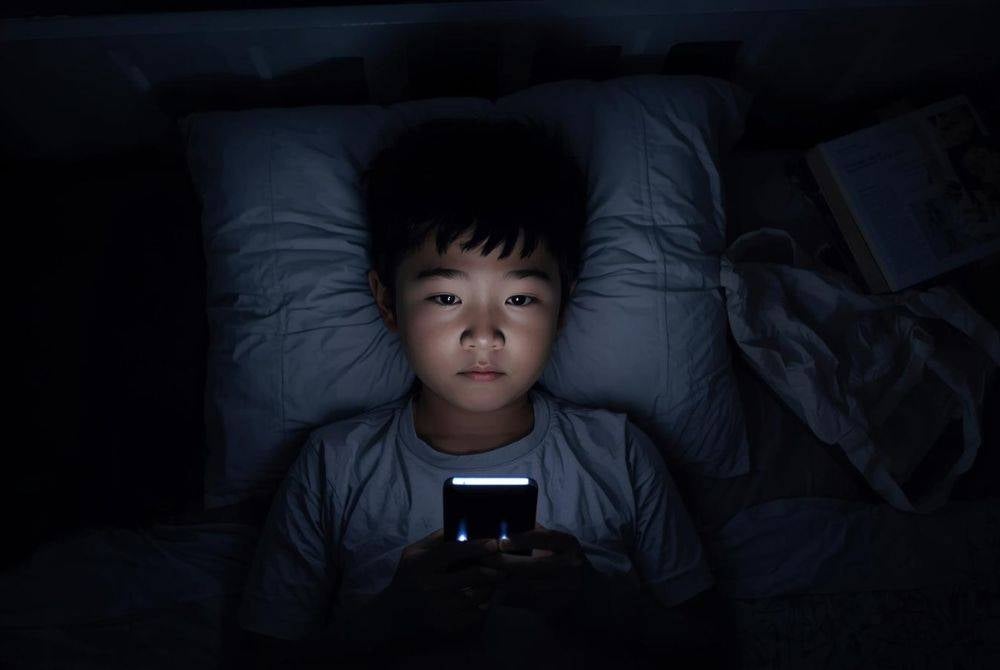 Telefon pintar bukan masalah. Masalahnya bila ia hadir terlalu awal dalam fasa perkembangan minda anak.