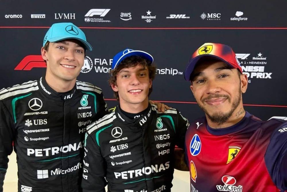 Kimi Antonelli poses for a photo with George Russell (left) and Lewis Hamilton, the seven-time champion he replaced at Mercedes.