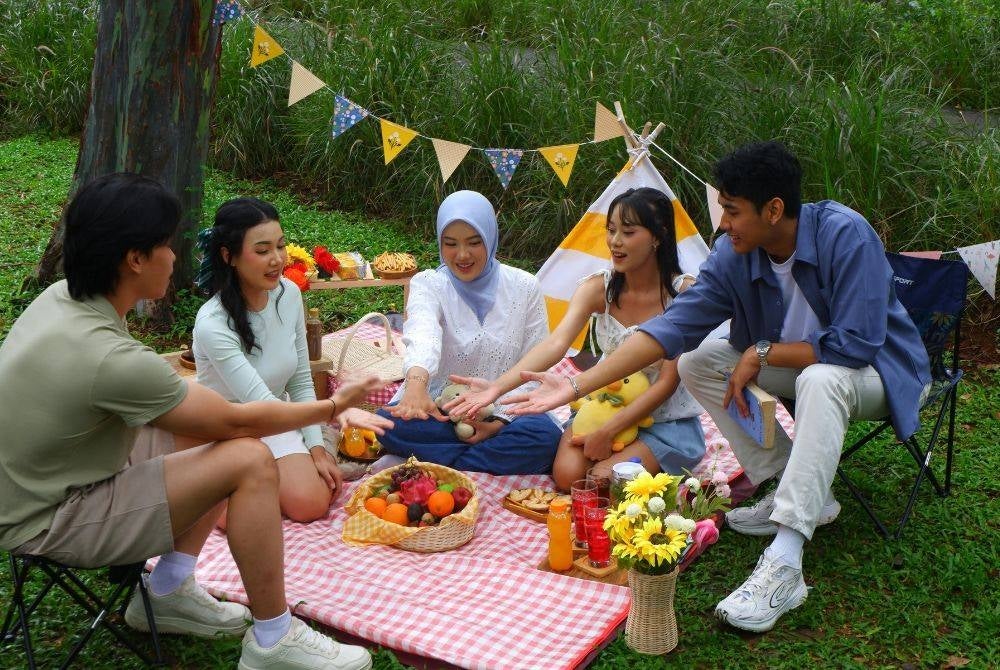 Kawan yang baik boleh jadi tempat bergantung bila berjauhan dari keluarga dan itulah sokongan yang paling kita perlukan.