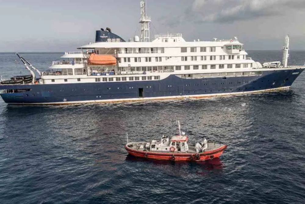 Bot ambulans menghampiri kapal persiaran MV Hondius yang sedang berlabuh di luar Pelabuhan Praia, ibu negara Cape Verde susulan jangkitan hantavirus. Foto:AFP