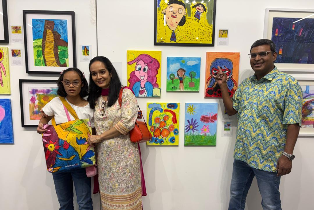 Kritika Srimurugan with her mother, Madhuri Chuphal and father.