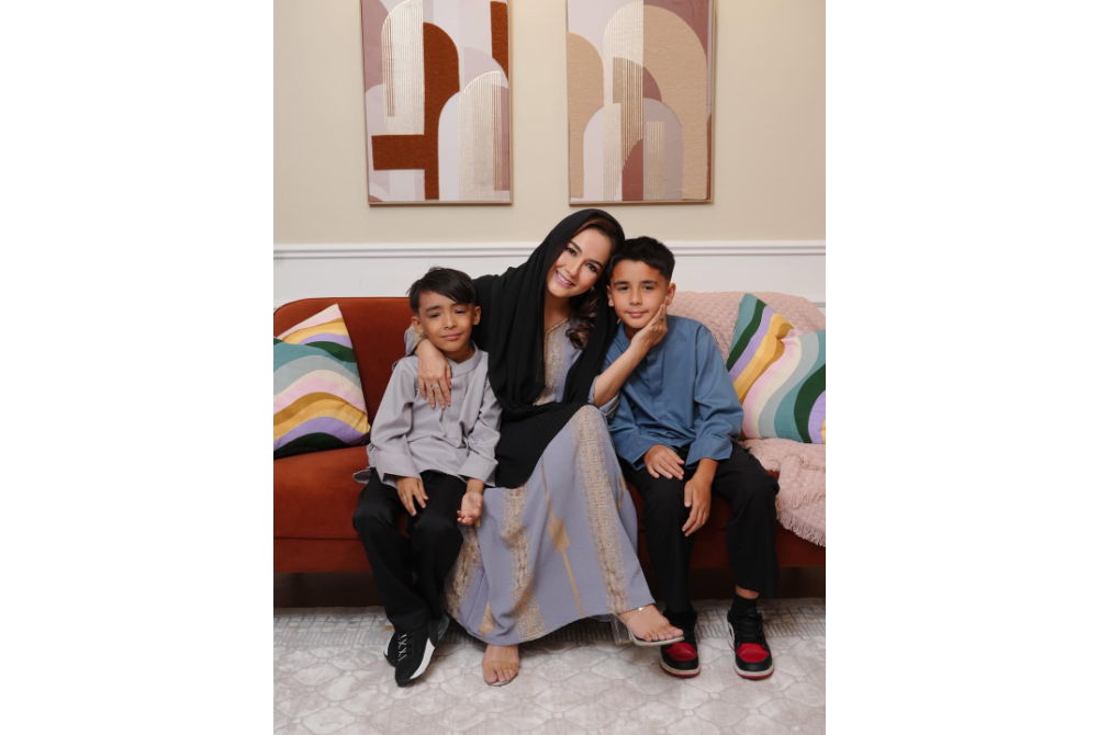 Yasmin bersama dua anak lelakinya.