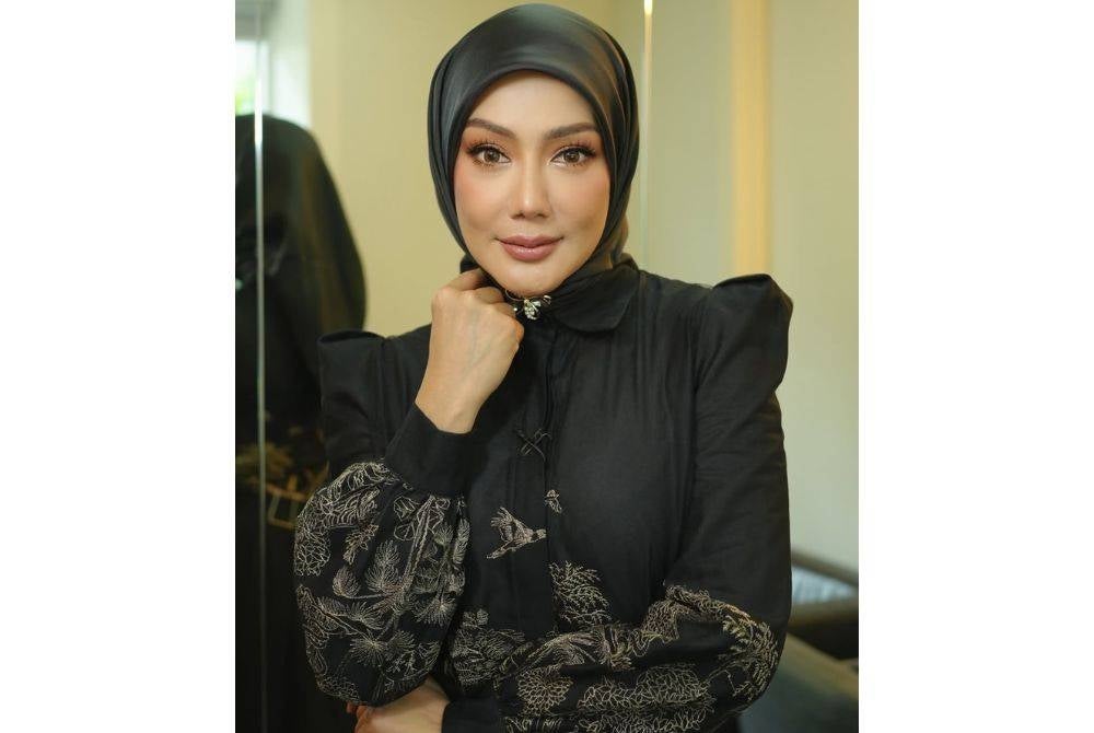 Erra Fazira berkongsi pendekatannya dalam membesarkan anak remaja, dengan keseimbangan antara menjadi sahabat dan kekal sebagai seorang ibu.
