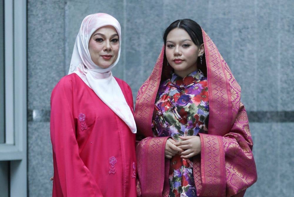 Sharifah Shahirah (kiri) percaya hubungan yang rapat antara ibu bapa dan anak penting apabila remaja mula melalui fasa bercinta.