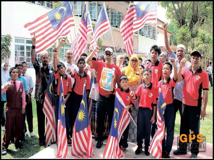 Murid berjalan 20km sambil kibar Jalur Gemilang