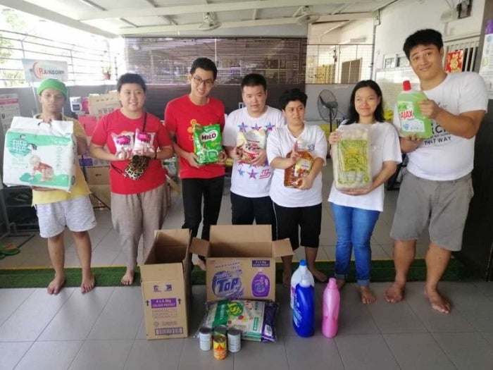 Kelab VOICE SMA Sri Desa kumpul dana berupa sumbangan makanan, agih kepada PKKII