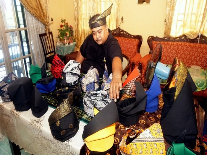 Dulu 30 sahaja, sekarang sudah 50 unit tempahan. Dua guru silat tidak menang tangan buat tanjak