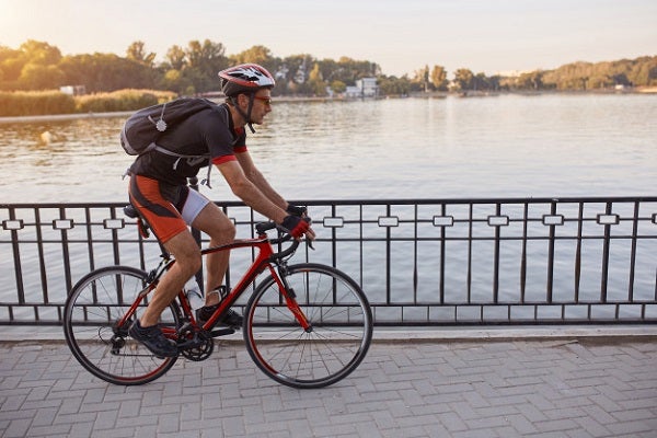 young-man-are-cycling-road-bike-evening_158595-2253