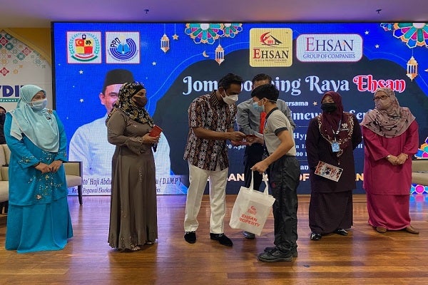 Rezeki anak-anak istimewa SK Serdang dapat sarung baju raya baharu