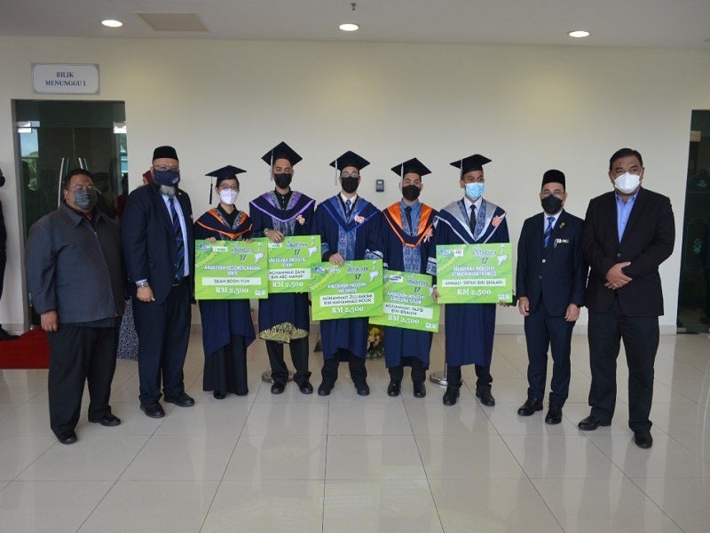 Enam Anugerah Khas Industri turut diraikan dalam Majlis Konvokesyen ke-17 UTeM