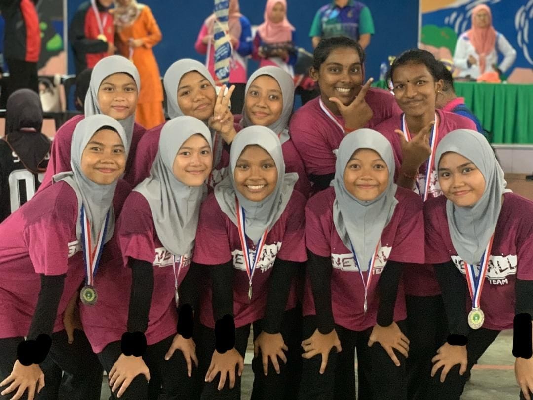 Fatin Mahirah (kiri depan) bersama pasukan bola jaring Sekolah Menengah Kebangsaan (SMK) Suktan Ibrahim, Kulai, Johor.