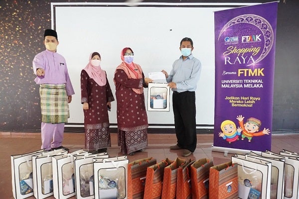 Rezeki...84 murid di Melaka terima sepersalinan baju dan duit raya sumbangan warga UTeM