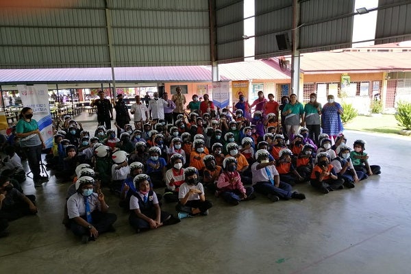 Jangan ambil mudah! Mohon murid pakai topi keledar ketika pergi dan pulang dari sekolah