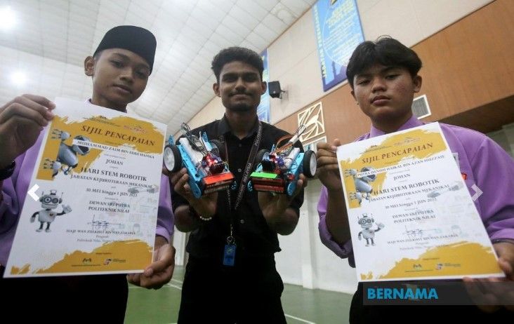 Putra Danish Haikal (kanan) dan Muhammad Zaim menunjukkan sijil kemenangan pada pertandingan robotik anjuran JKM Politeknik Nilai. — Bernama