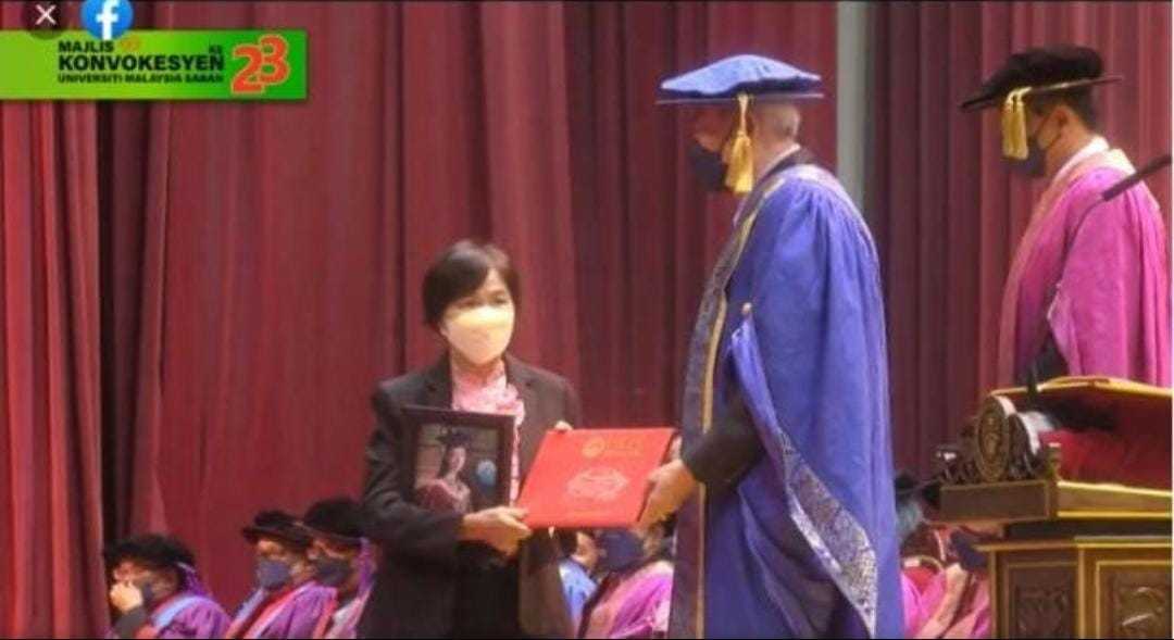 ibu-terima-phd-anak-atas-pentas