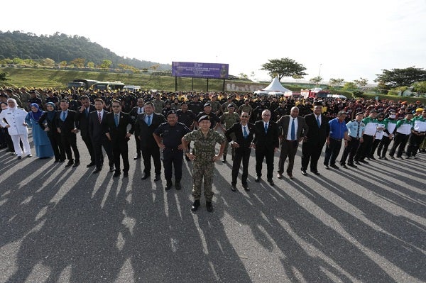 Zaliman (paling depan) bergambar kenangan dengan mahasiswa yang menyertai badan beruniform UniMAP.