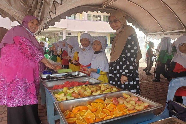 Silaturahim guru dan murid makin erat melalui program makan durian