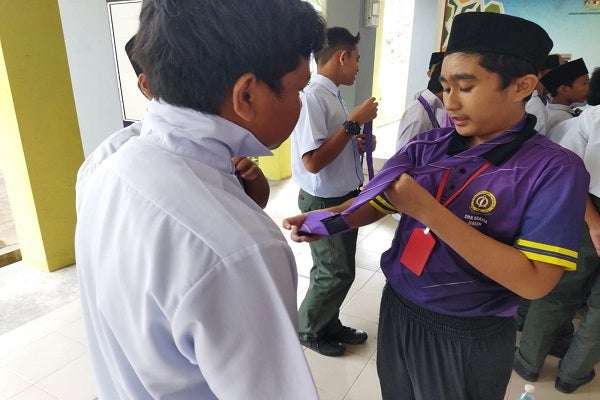Teknik ikatan tali leher cara mudah, Cikgu Ali kongsi menerusi bengkel peringkat sekolah