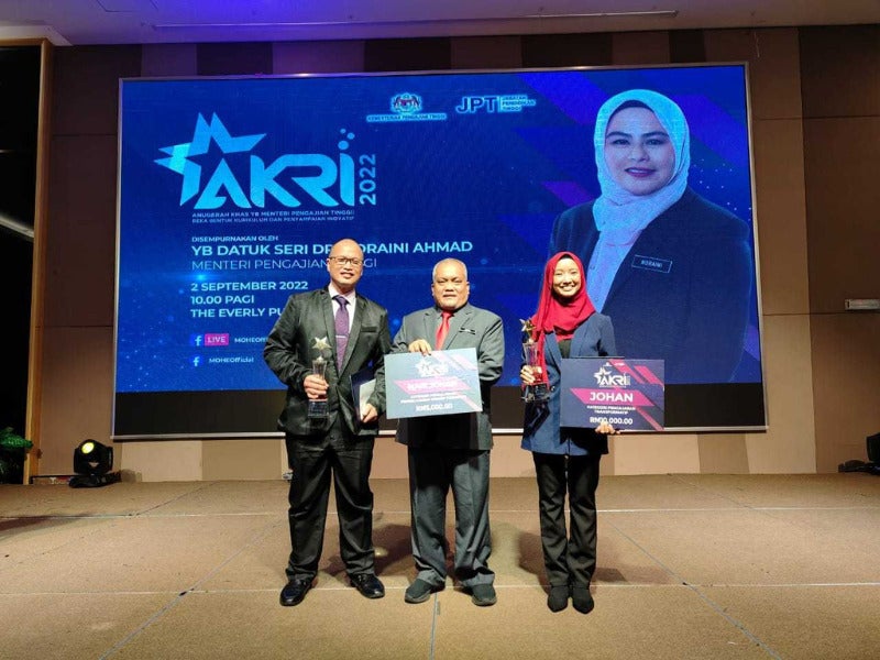 Rezeki UMS, rangkul 2 anugerah pada majlis AKRI 2022 