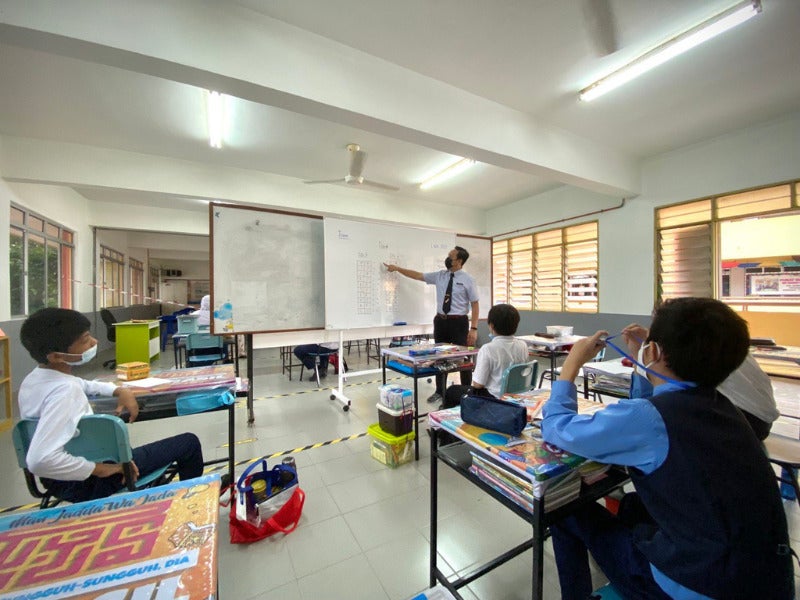 Tetap datang ke sekolah walaupun sakit, mulianya hatimu cikgu
