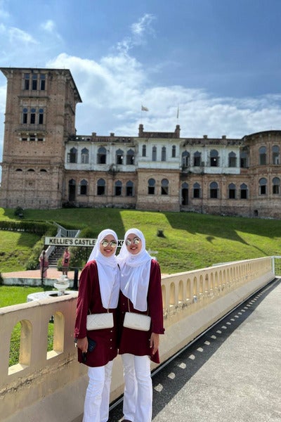 Berkat doa mak ayah, kembar seiras UTM ini bakal jurutera di Singapura