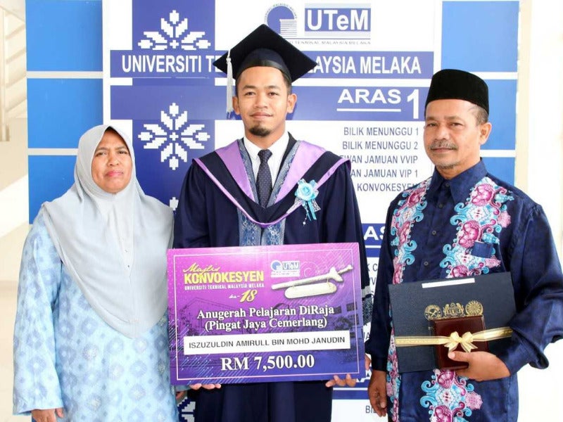 "Anugerah Pelajaran Diraja ini khas untuk ayah dan ibu" - Iszuzuldin anak si pemandu e-hailing