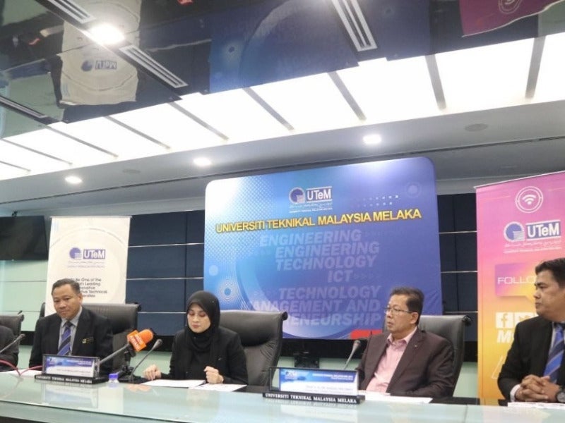 3 tokoh berwibawa terima anugerah khas sempena konvokesyen ke-18 UTeM