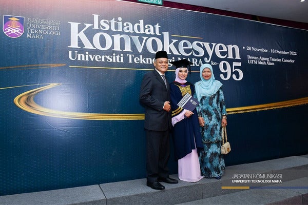 Pengacara popular, Hawa Rizwana berjaya menamatkan pengajian sarjana di UiTM, tahniah!