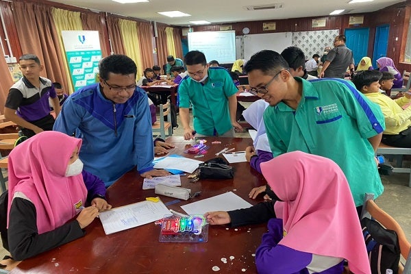 Pelajar SMK Indera Shahbandar timba pelbagai ilmu menerusi Program Outreach UMP