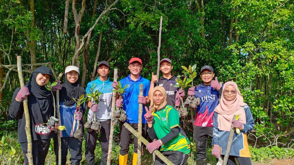 Mahasiswa UPSI bergambar sebelum melakukan proses penaman anak pokok