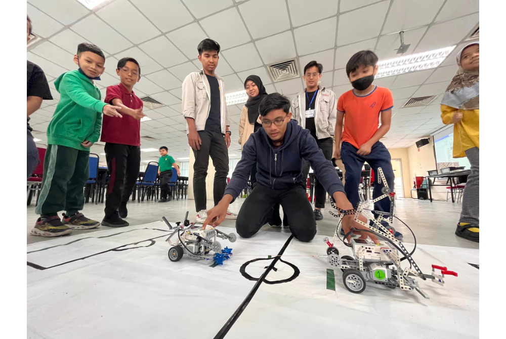 Bengkel Lego Robotik 2023 yang diadakan di Kolej Sepuluh, Universiti Putra Malaysia (UPM) baru-baru ini mendapat sambutan daripada para peserta.