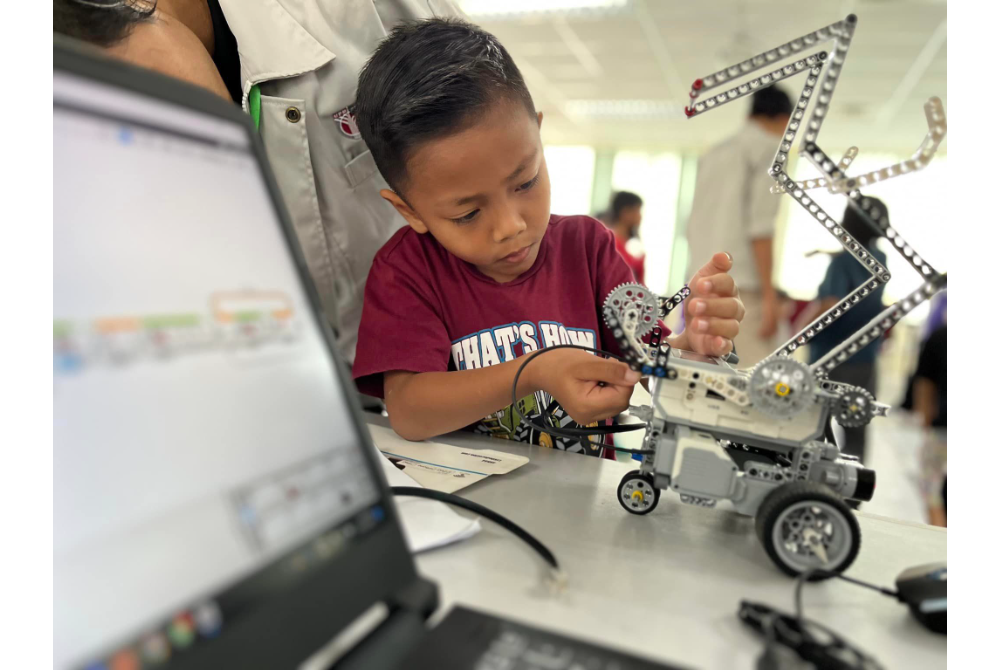 Penyelesaian sistem elektronik dan pengaturcaraan komputer merupakan antara aktiviti di bengkel berkenaan.