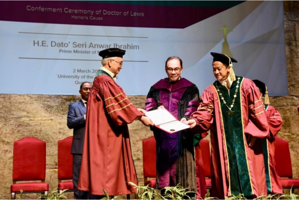 Perdana Menteri, Datuk Seri Anwar Ibrahim (tengah) dianugerahkan ijazah Kehormat Doktor Undang-Undang di Universiti Filipina. Kredit foto: Facebook Anwar Ibrahim