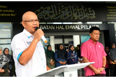 Timbalan Naib Canselor (Hal Ehwal Pelajar dan Alumni), Profesor Dr Ahmad Martadha Mohamed berucap pada Misi Bantuan Pasca Banjir Johor 2023, berlangsung di Kompleks Ahmad Fawzi Basri, pagi tadi.