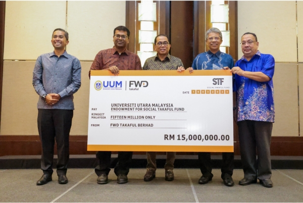 Mohamed Khaled (tiga dari kanan) menyaksikan penyerahan sumbangan FWD Takaful Berhad kepada UUM di Intercontinental Hotel Kuala Lumpur, baru-baru ini.