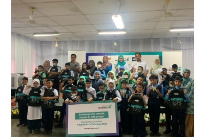 Fadhlina (empat dari kiri) bersama murid SK Pendidikan Khas Jalan Batu (L) ketika Majlis Penyerahan Pek Kembali Ke Sekolah 2023. 