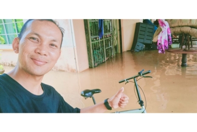 Azizi ketika di halaman rumah yang dipenuhi air 'banjir termenung'.
