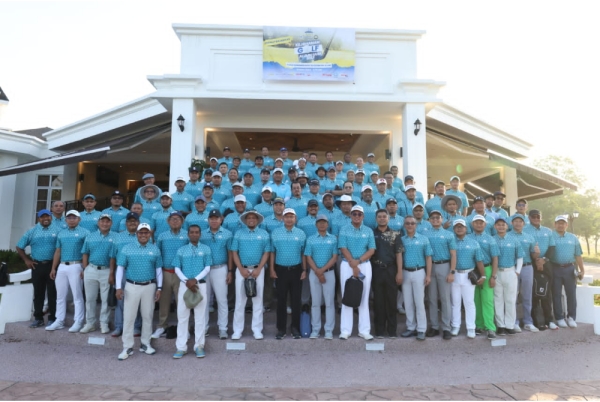 Perserta yang terlibat dalam Kejohanan Golf Alumni UUM di Kota Seriemas Golf & Country Club, Nilai, Negeri Sembilan.