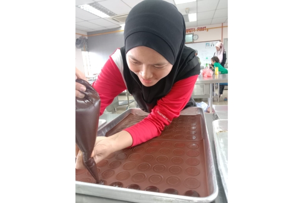 Pembuatan kuih tradisional dapat mengimbau kenangan lalu.