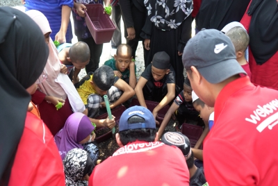 Penghuni Rumah Anak Yatim Asnaf As-Solihin berpeluang menimba ilmu mengenai cara-cara menanam anak pokok bayam Brazil di dalam pasu.