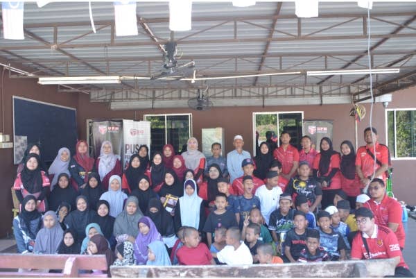 Kumpulan peserta yang terlibat dalam agihan sumbangan ke Rumah Anak Yatim Asnaf As-Solihin baru-baru ini. 