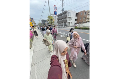 Nur Husnina (depan, kanan) tidak ketinggalan berjalan-jalan
di bandar dengan pakaian hari raya.