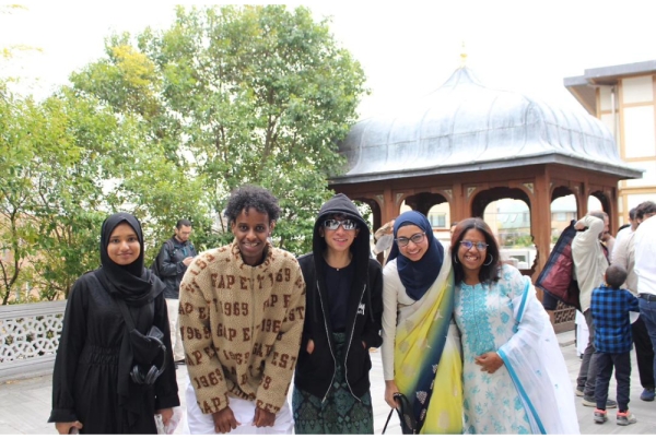 Danish Anaqi (tiga dari kanan) bersama sahabat-sahabat Muslim meraikan Hari Raya Aidilfitri.