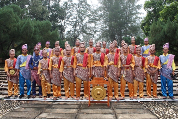 Ahli kumpulan Dikir Barat Citra D'Mas UniSZA terdiri daripada mahasiswa-mahasiswa pelbagai fakulti.