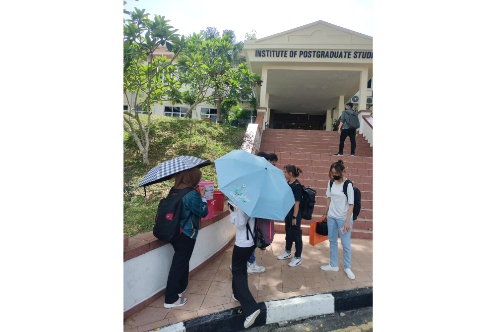 Mahasiswa USM mengambil kesempatan membasahkan tekak dengan penyediaan Water Station oleh pihak universiti. 