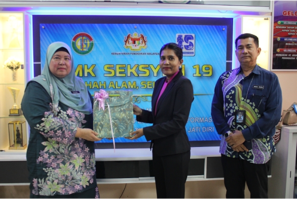 Pengetua sekolah, Rohana menyerahkan cenderahati sebagai kenang-kenangan kepada wakil pengetua dari Maldives, Fathmath. 