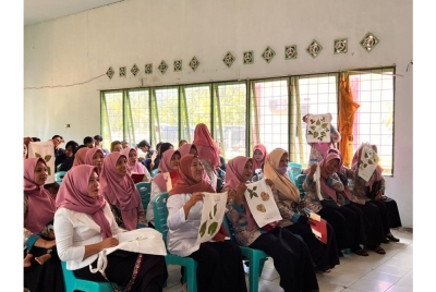 Golongan ibu menunjukkan hasil karya eco-print yang dipadankan pada permukaan beg kanvas.