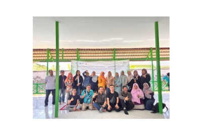 Pensyarah-pensyarah dan staf teknikal dari UNIMAS serta UNTAN bersama wakil ketua masyarakat di Desa Pasir, Kalimantan Barat, Indonesia baru-baru ini.