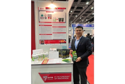 Dr Ali Tan Kee Zuan di samping Biobaja Cecair yang mampu mempercepatkan proses pengkomposan dan penguraian bahan organik. 