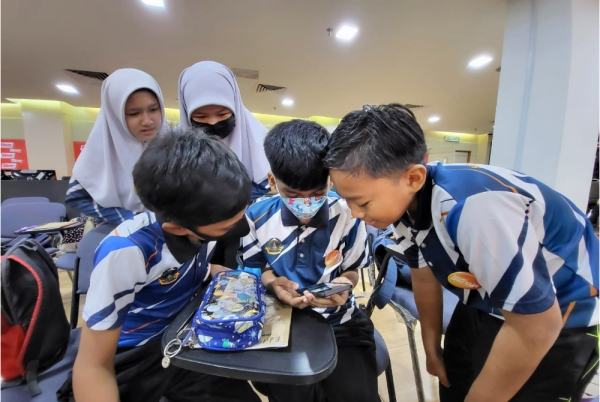 Peserta khusyuk menyiapkan tugasan yang diberikan penganjur menerusi siri Jelajah TVPSS baru-baru ini. 